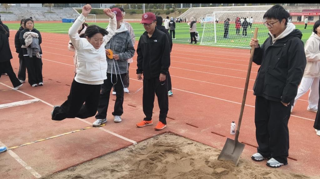 图片包含 户外, 人, 运动, 体育 AI 生成的内容可能不正确。