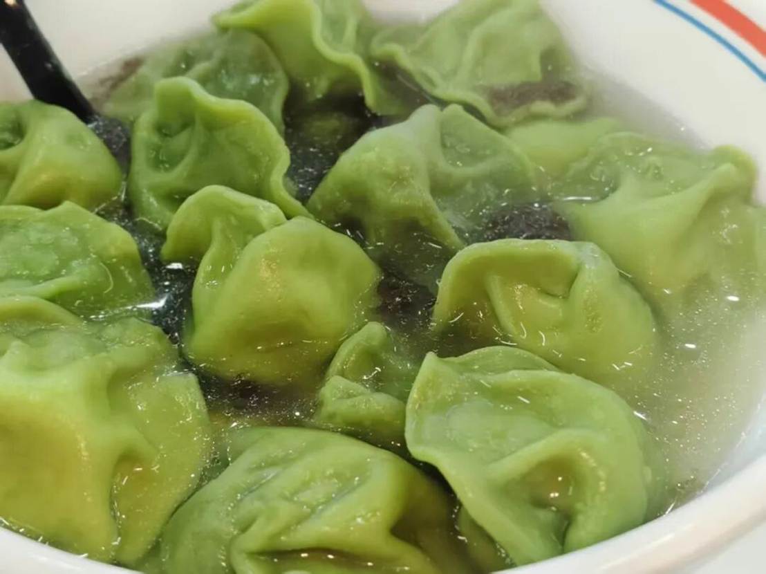 碗里有一些绿色的蔬菜 AI 生成的内容可能不正确。